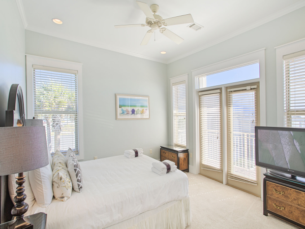Luxury Beach Vacation Home wit Large Pool & Upscale Decor